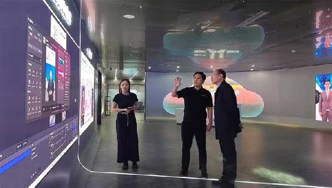 为紧跟AI数字人技术、AI动画创作、矩阵账号运营等新媒体领域前沿技术发展趋势,深化产教融合、推进产业学院建设,9月25日,艺术传媒学院由院长宗绪锋带队,赴青岛开展新媒体领域创新型企业调研与访企拓岗专项活动, ... 艺术传媒学院赴青岛调研新媒体创新企业 深耕技术对接赋能产教融合 ...