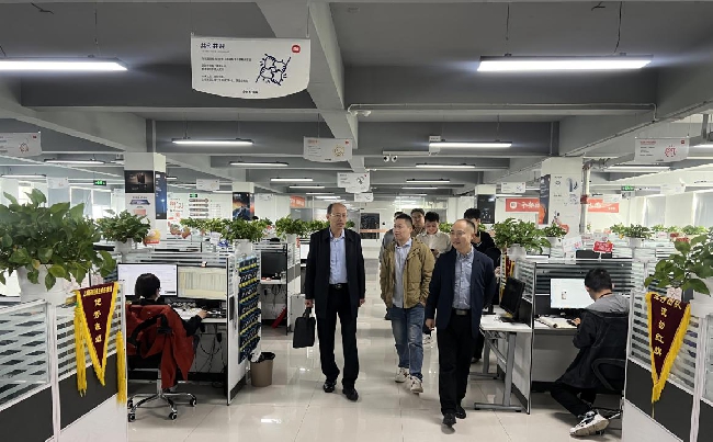 为进一步深化校企合作,切实了解学生在企业实训的真实情况,及时解决学生实训过程中遇到的困难与问题,10月13日至14日,艺术传媒学院院长宗绪锋带队先后前往上海新积域信息技术服务有限公司(泰安职场)及山东金算通 ... 访企拓岗促提升,产教融合育英才——艺术传媒学院赴实训企业开展专项调研 ...