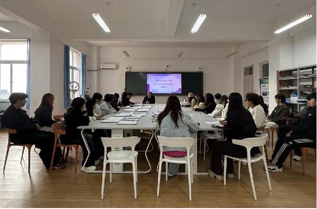 为搭建师生高效沟通桥梁,精准对接学生成长需求,切实提升教育教学质量,2025年11月6日下午,艺术传媒学院在景芝楼C301会议室成功举办师生座谈会与教师座谈会。学院领导、教师代表及学生代表共同参会。 师生座 ... 搭建沟通桥梁 精准对接需求 ——艺术传媒学院师生座谈会圆满举行