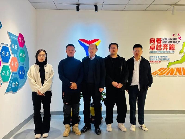 为进一步深化产教融合、校企合作,推动教育教学改革与人才培养模式创新,充分发挥高校与企业的资源优势,2025年11月11日,艺术传媒学院宗绪锋院长带领教师一行,赴凤凰数媒(北京)科技有限公司、烟台杰克体育用品有 ... 走访标杆企业 深化产教融合——艺术传媒学院赴企业交流考察