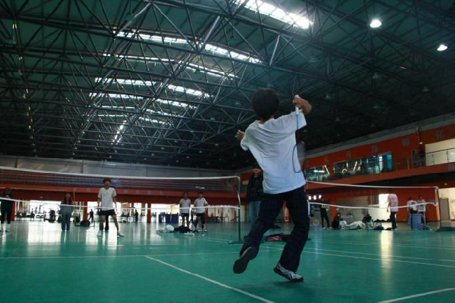 激情碰撞，羽球传情——艺传羽毛球赛助力校园体育文化建设